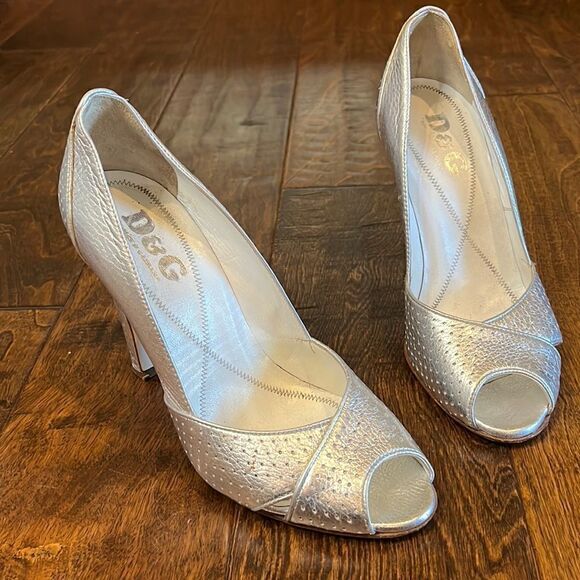 Dolce & Gabbana
Silver Metallic Perforated Leather 4" Heels, size 7! - Picture 1 of 11